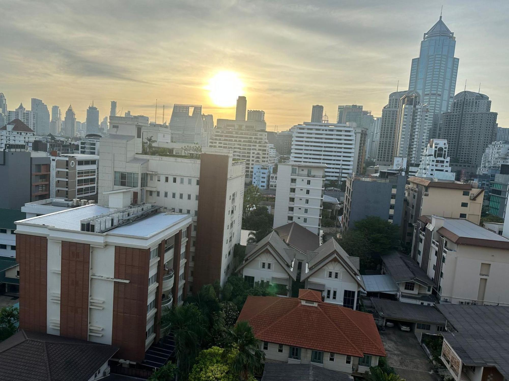 Omni Tower Sukhumvit Nana Direct Hotel Bangkok Bagian luar foto
