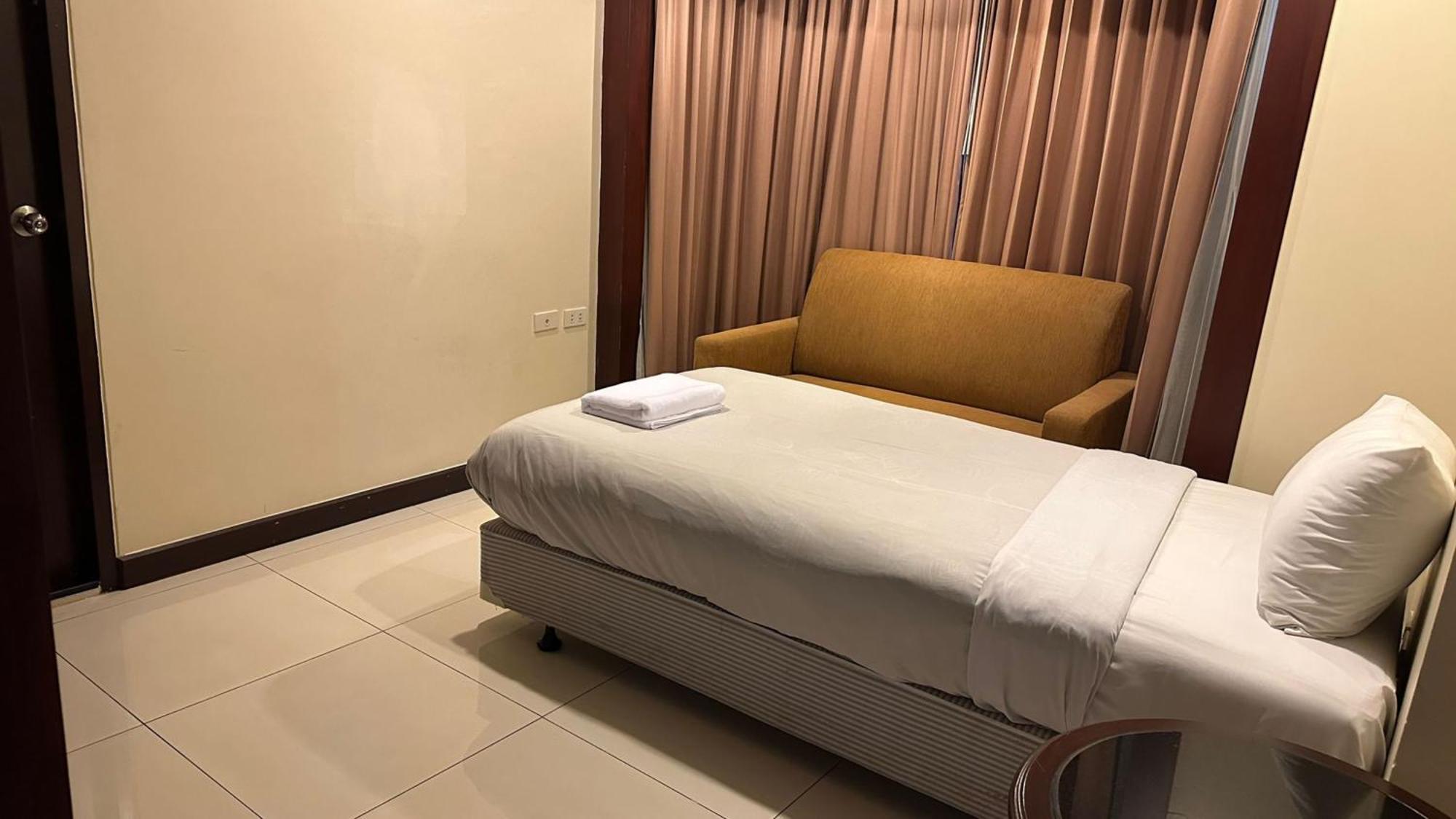 Omni Tower Sukhumvit Nana Direct Hotel Bangkok Bagian luar foto