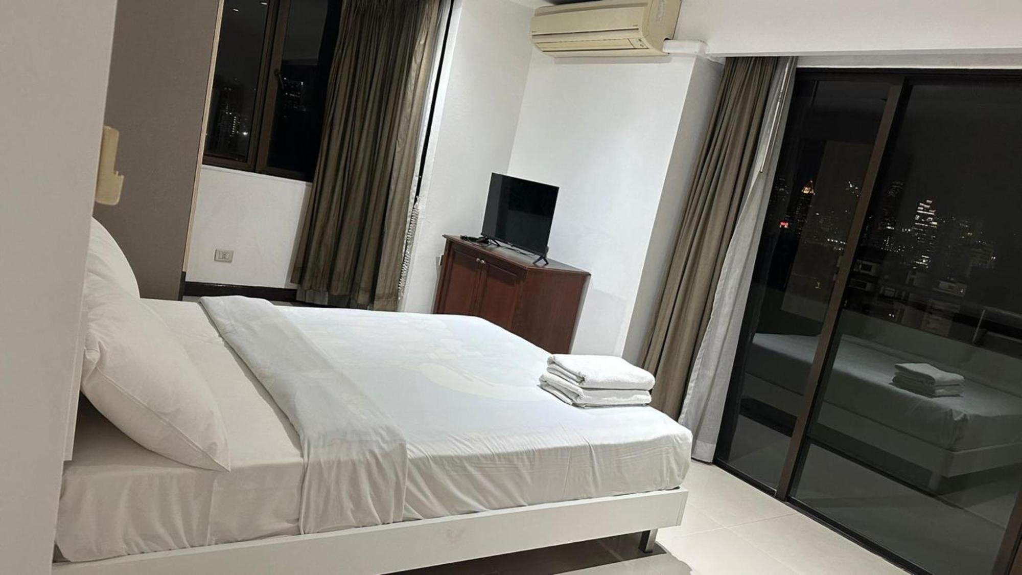 Omni Tower Sukhumvit Nana Direct Hotel Bangkok Bagian luar foto