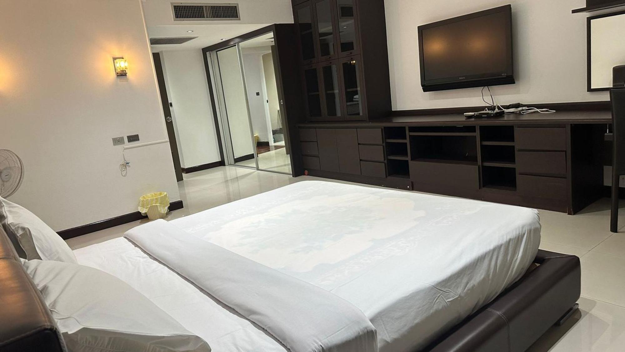 Omni Tower Sukhumvit Nana Direct Hotel Bangkok Bagian luar foto
