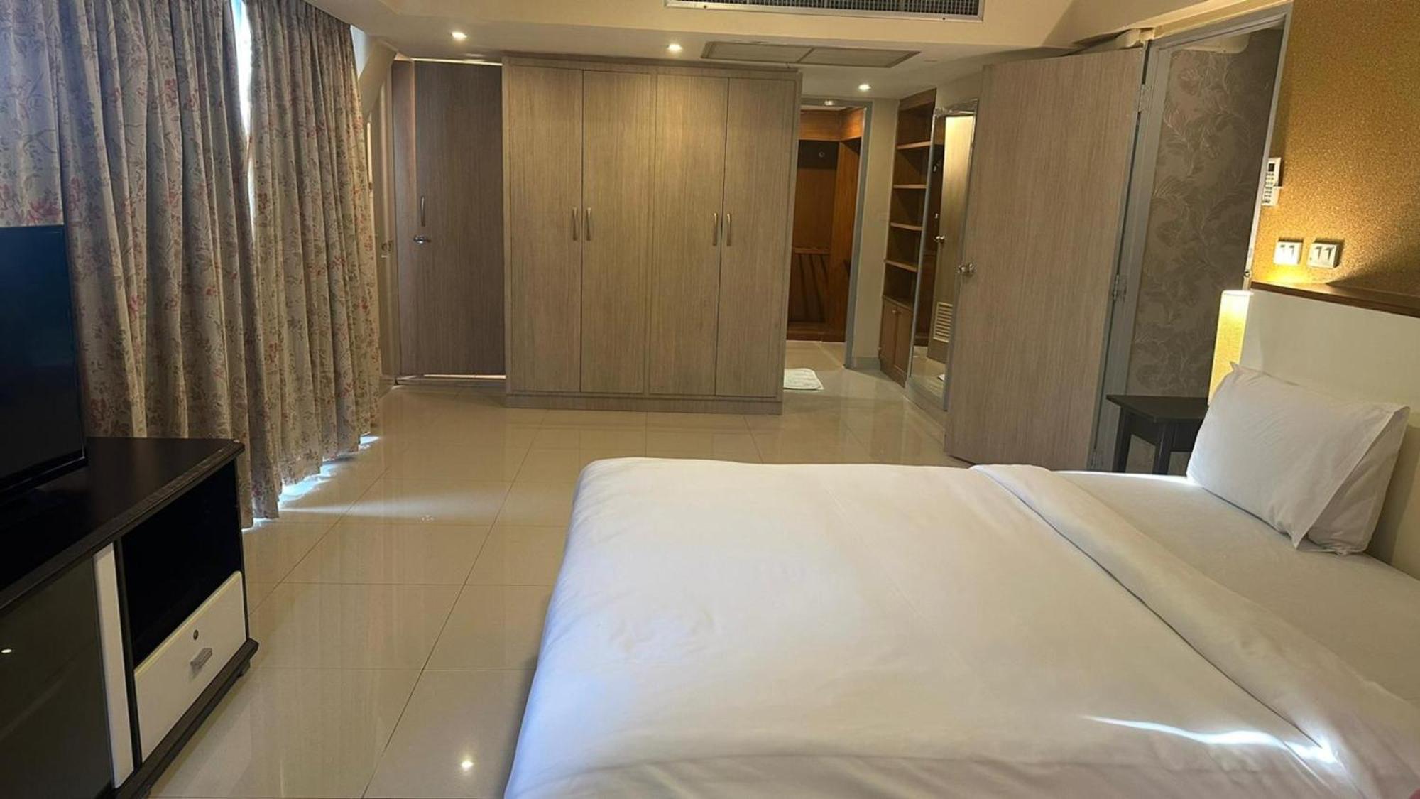 Omni Tower Sukhumvit Nana Direct Hotel Bangkok Bagian luar foto