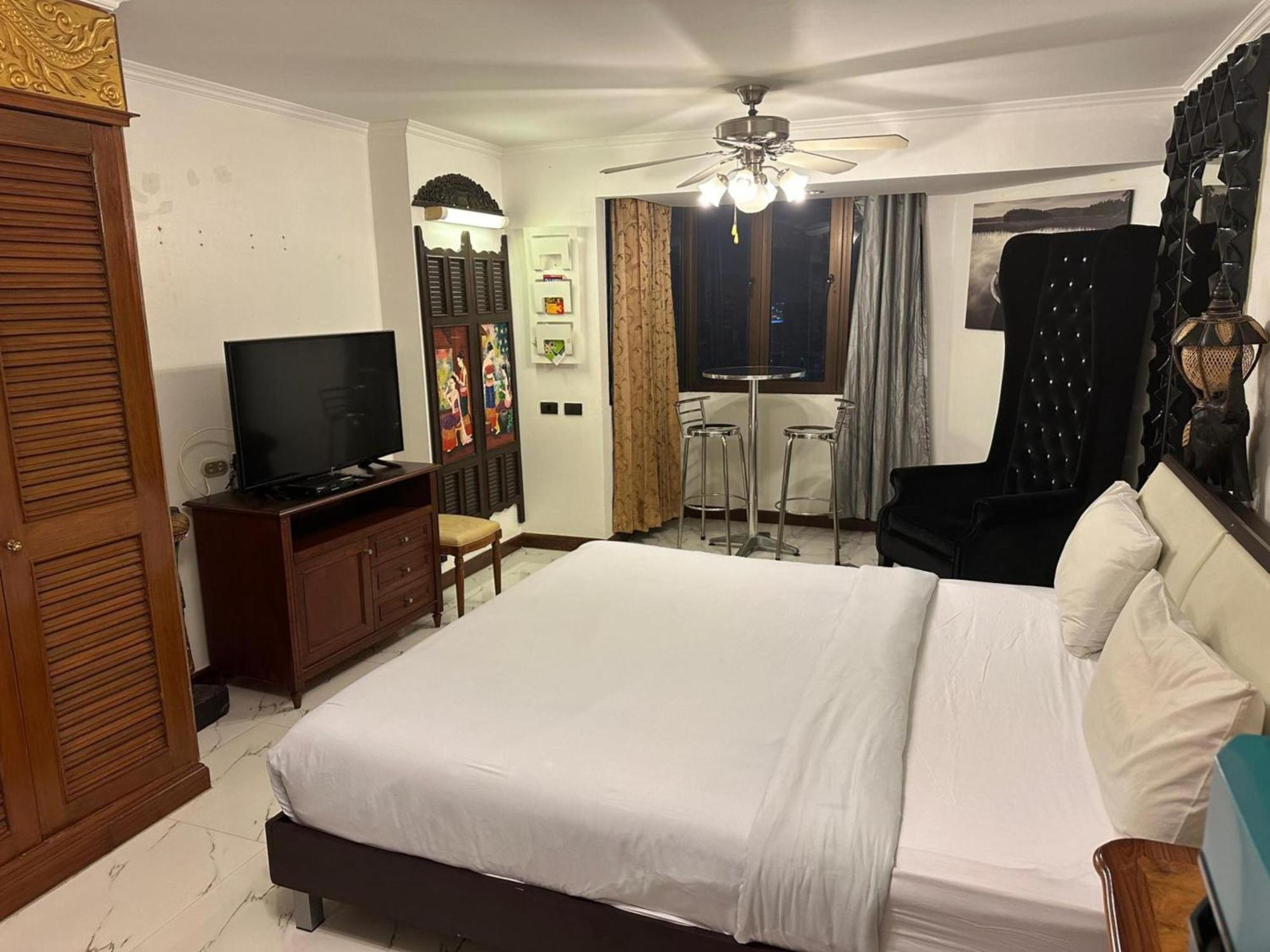 Omni Tower Sukhumvit Nana Direct Hotel Bangkok Bagian luar foto