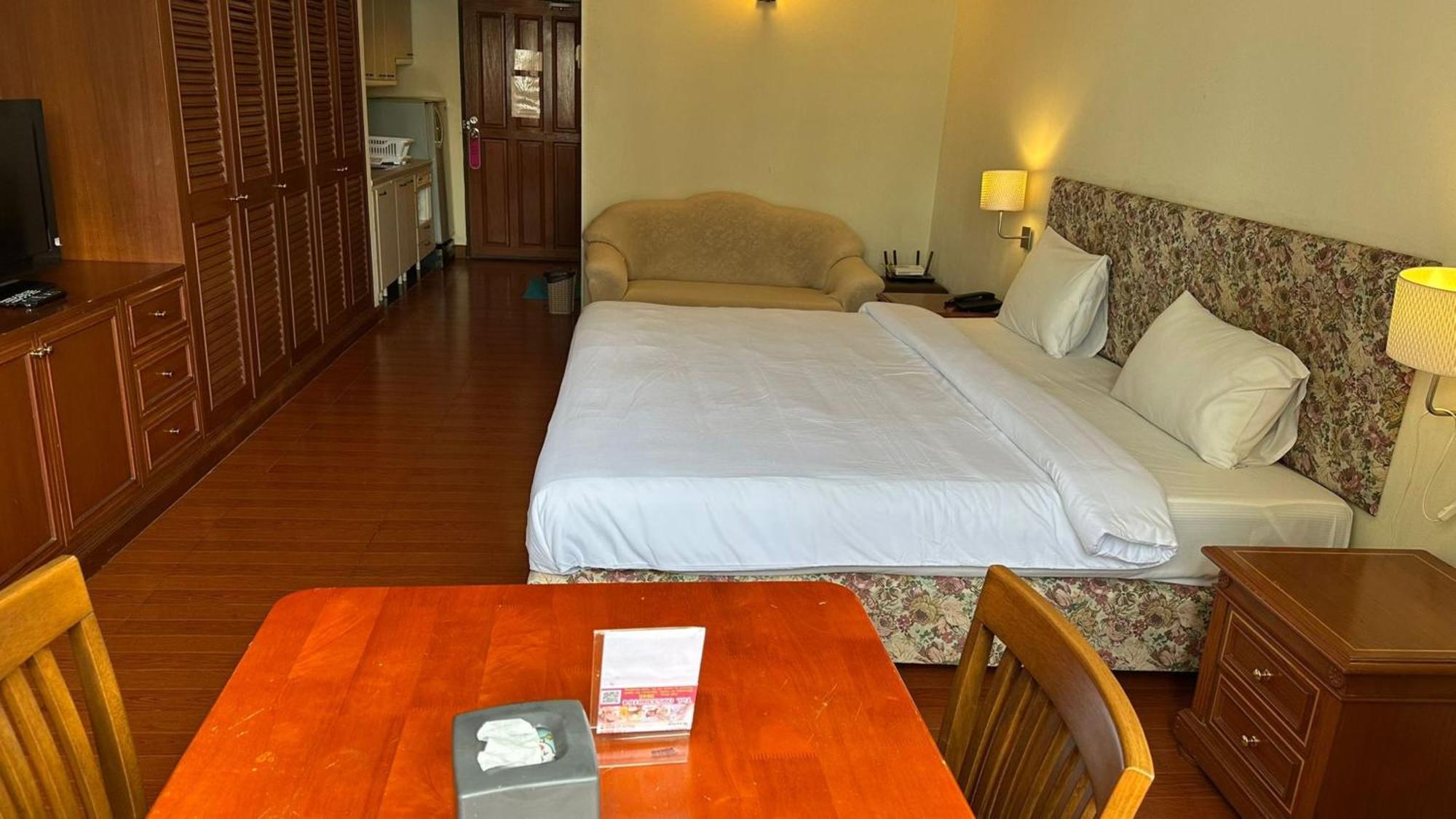 Omni Tower Sukhumvit Nana Direct Hotel Bangkok Bagian luar foto