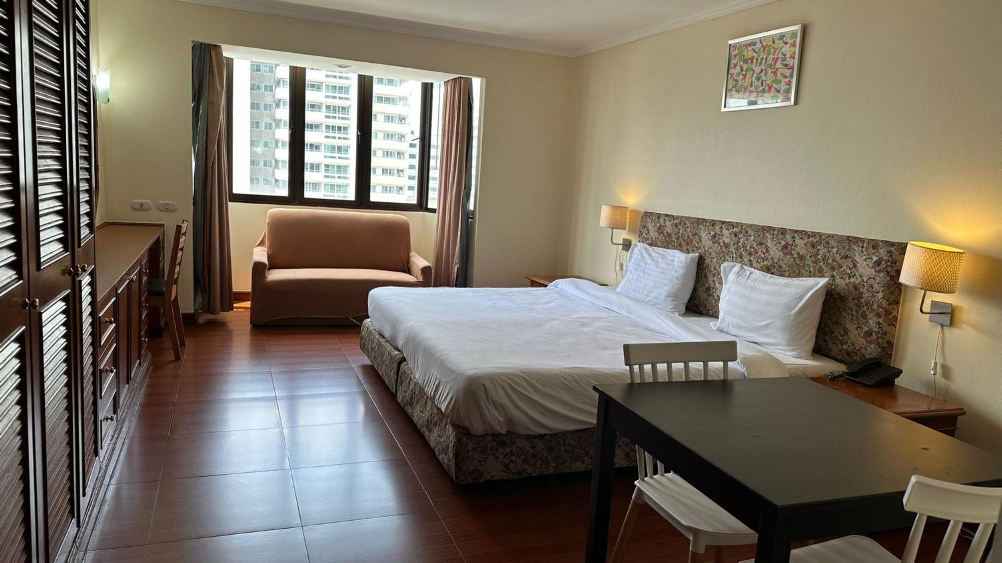 Omni Tower Sukhumvit Nana Direct Hotel Bangkok Bagian luar foto