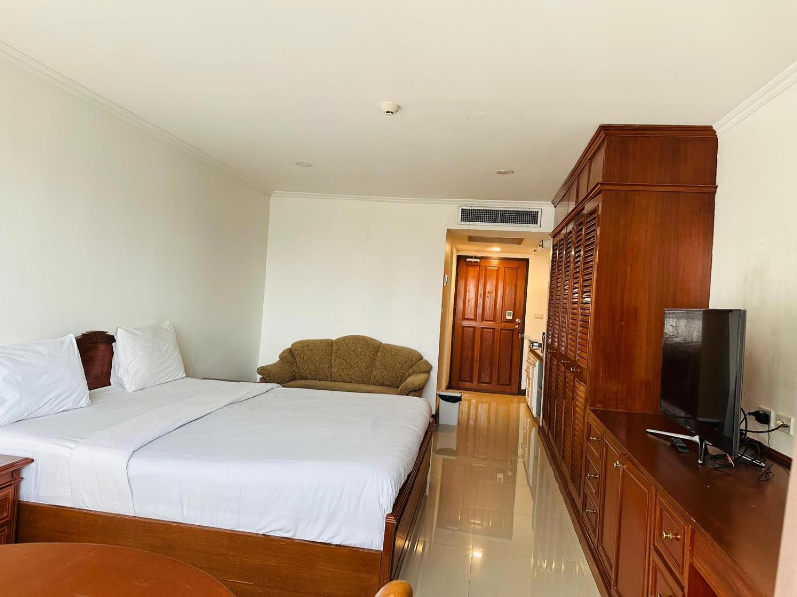 Omni Tower Sukhumvit Nana Direct Hotel Bangkok Bagian luar foto